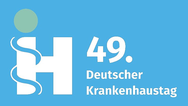 Banner in Hellblau für den „49. Deutscher Krankenhaustag“. Links steht ein weißer Buchstabe „H“, der von einer Äskulapnatter umschlungen ist und von einem hellgrünen Punkt gekrönt wird.
