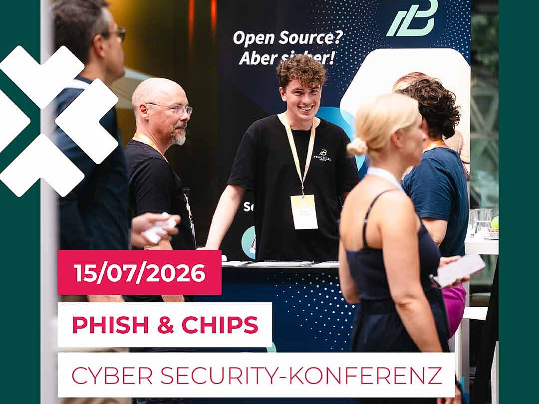 Veranstaltungsplakat für „PHISH & CHIPS“, eine Cyber Security-Konferenz am 15.07.2026. Das Bild zeigt eine Gruppe von Menschen an einem Informationsstand des Digital Hub NRW in einer modernen Event-Location. Ein junger Mann am Stand lächelt in die Kamera; im Hintergrund ist ein Roll-up-Banner mit der Aufschrift „Open Source? Aber sicher!“ zu sehen.	