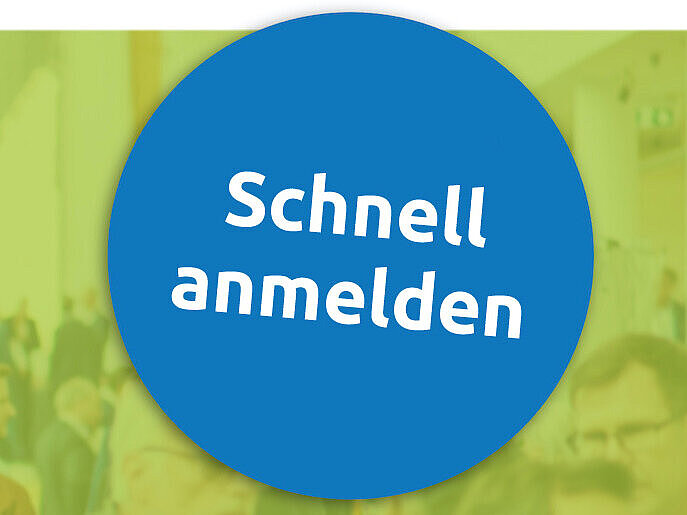 Ankündigung der „7. Fachmesse Krankenhaus Technologie 2026“ am 30.09. und 01.10.2026. Ein blauer Button enthält den Aufruf „Schnell anmelden“. Das Hintergrundbild zeigt verschwommen viele Messebesucher in einem Gespräch.