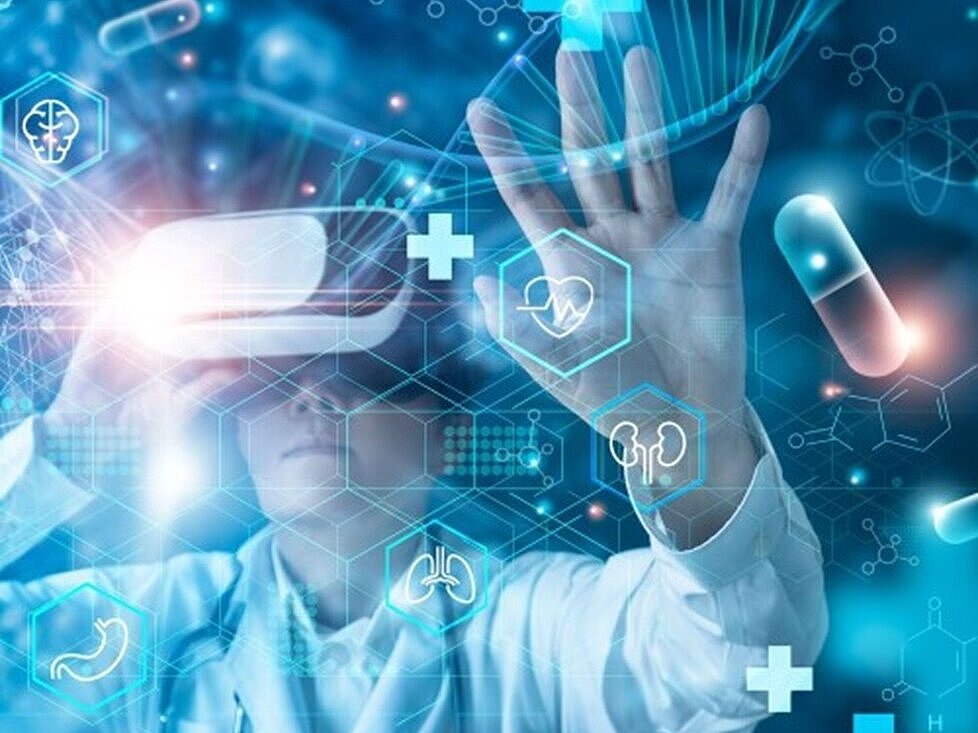 Eine Person mit einer VR Brille vor der Health Symbole im Raum schweben