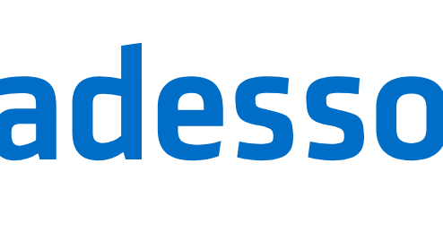 Logo der adesso SE mit dem blauen Schriftzug "adesso" und einer grauen, winkelförmigen Linie rechts daneben