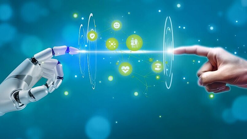 Eine Roboterhand und eine menschliche Hand strecken sich einander entgegen und berühren fast eine leuchtende Verbindungslinie. Dazwischen schweben verschiedene grüne Icons, die Gesundheit, Pflege und Gemeinschaft symbolisieren.