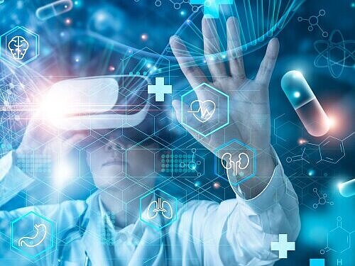 Ein Arzt mit einer VR Brille, der iin einer Virtuellen Darstellung von Gesundheit steht