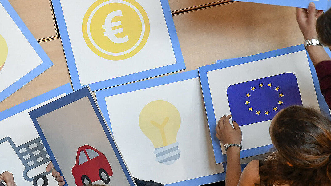 Verschiedene EU Motive auf einem Tisch mit dem Fokus auf Förderungen 