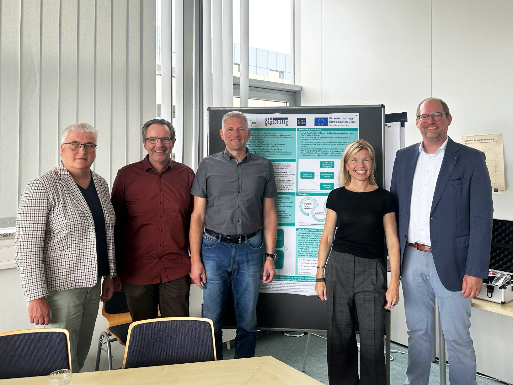 Das Projektteam des Essener Gesundheitsamts und der FOM v.l.n.r.: Juliane Böttcher (Fachbereichsleiterin), Claudio Giovannelli (IT & Digitalisierung) und Martin Gärtner (Verwaltungsleitung) vom Gesundheitsamt sowie Prof. Dr. Anja Seng und Prof. Dr. Jan Tietmeyer (Projektleitung an der FOM) 