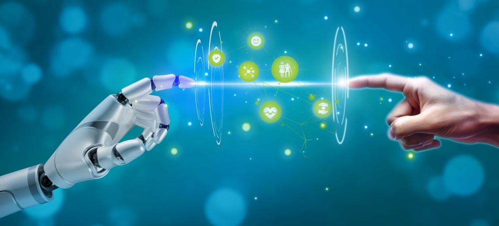 Eine Roboterhand und eine menschliche Hand strecken sich einander entgegen und berühren fast eine leuchtende Verbindungslinie. Dazwischen schweben verschiedene grüne Icons, die Gesundheit, Pflege und Gemeinschaft symbolisieren.