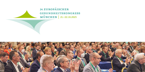 Das Logo des Kongresses und alt weiße Männer in einem Plenum Publikum