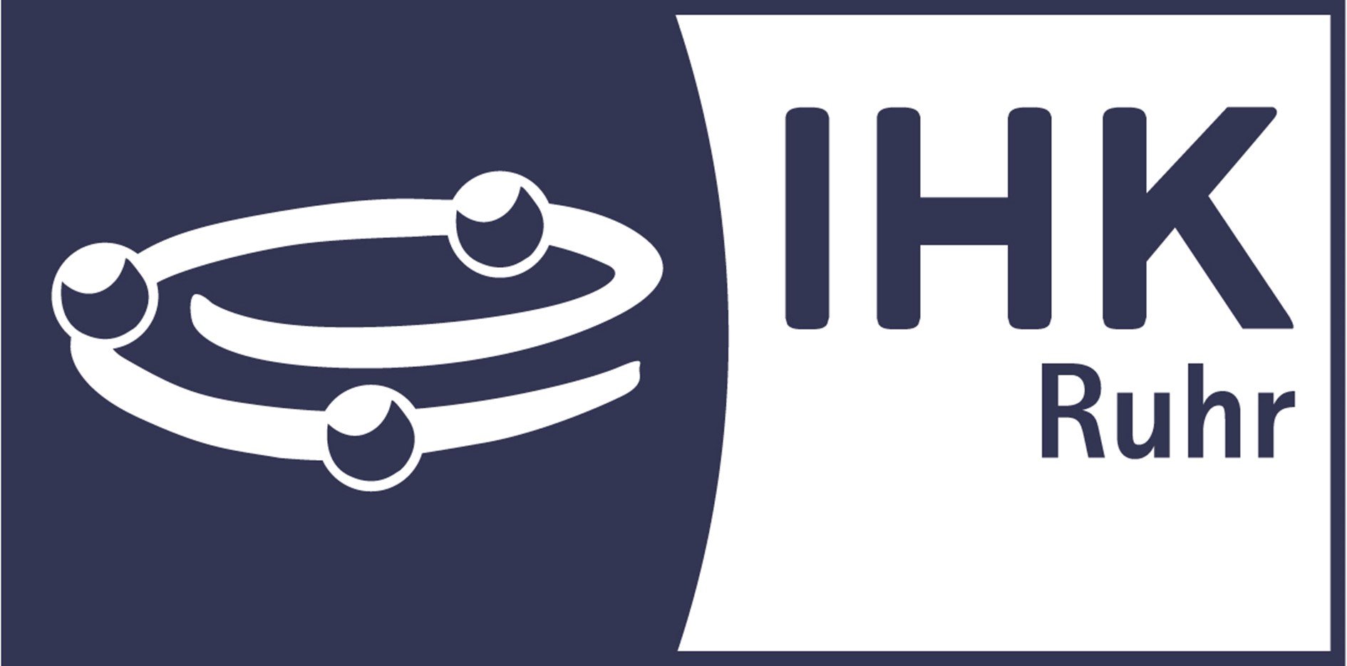 Logo der „IHK Ruhr“. Das Bild ist zweigeteilt: Auf der linken, dunkelblauen Seite befindet sich ein weißes Symbol aus zwei ineinander verschlungenen Ringen mit drei Kugeln. Auf der rechten, weißen Seite steht in dunkelblauer Schrift der Text „IHK“, darunter rechtsbündig das Wort „Ruhr“.