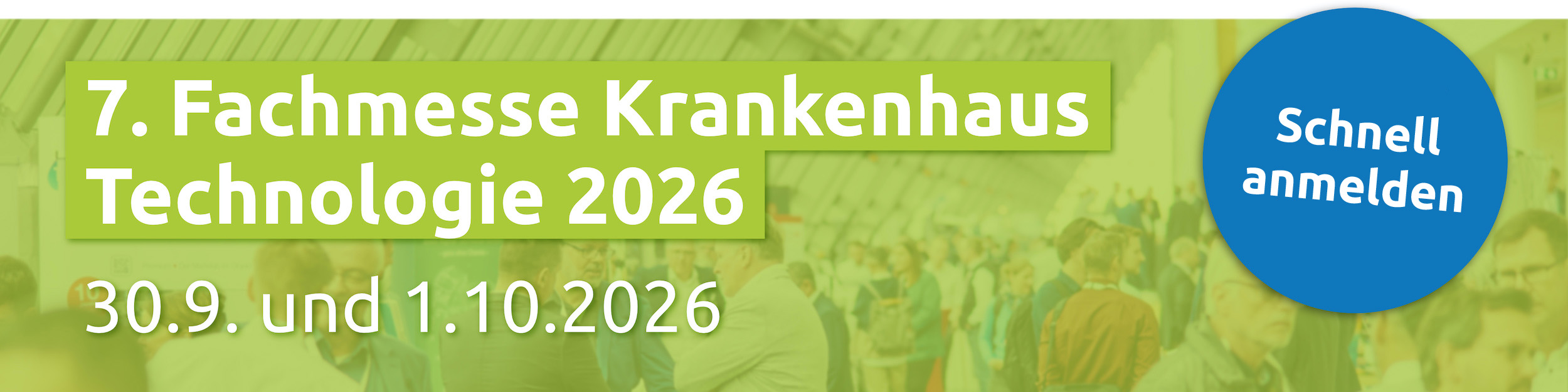 Ankündigung der „7. Fachmesse Krankenhaus Technologie 2026“ am 30.09. und 01.10.2026. Ein blauer Button enthält den Aufruf „Schnell anmelden“. Das Hintergrundbild zeigt verschwommen viele Messebesucher in einem Gespräch.