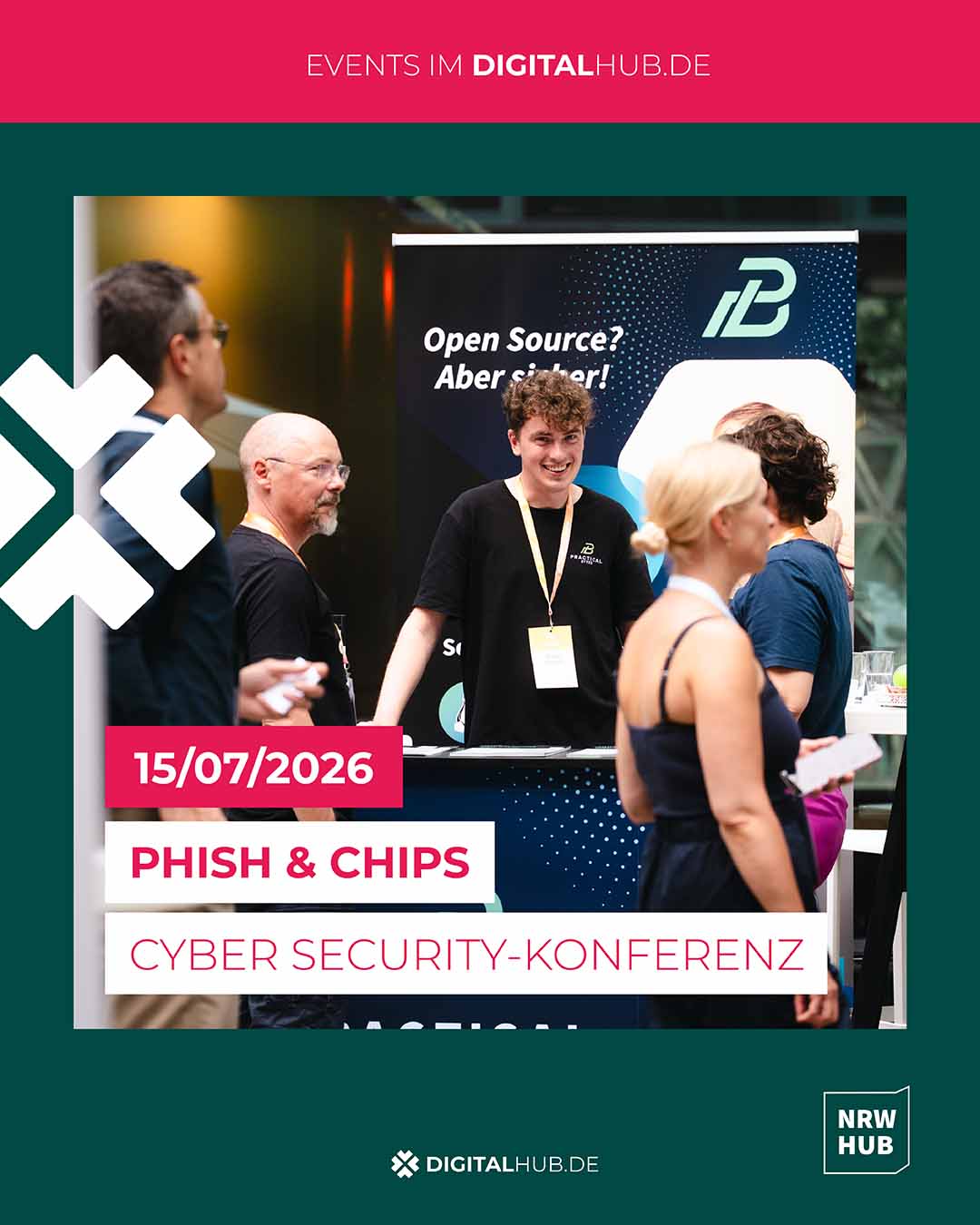 PHISH & CHIPS 2026 Veranstaltungsplakat für „PHISH & CHIPS“, eine Cyber Security-Konferenz am 15.07.2026. Das Bild zeigt eine Gruppe von Menschen an einem Informationsstand des Digital Hub NRW in einer modernen Event-Location. Ein junger Mann am Stand lächelt in die Kamera; im Hintergrund ist ein Roll-up-Banner mit der Aufschrift „Open Source? Aber sicher!“ zu sehen.