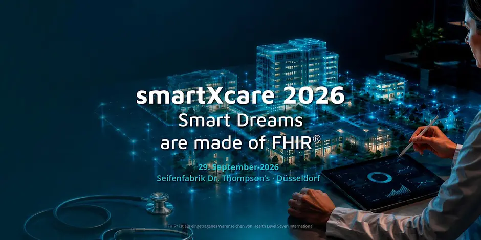 Veranstaltungsplakat für „smartXcare 2026“ mit dem Slogan „Smart Dreams are made of FHIR®“. Die Grafik zeigt eine futuristische, leuchtende digitale Stadtkarte über einem dunklen Tisch, auf dem ein Stethoskop und ein Arzt, der ein Tablet bedient, zu sehen sind. Datum und Ort sind ebenfalls angegeben: 29. September 2026 in der Seifenfabrik Dr. Thompson's in Düsseldorf.