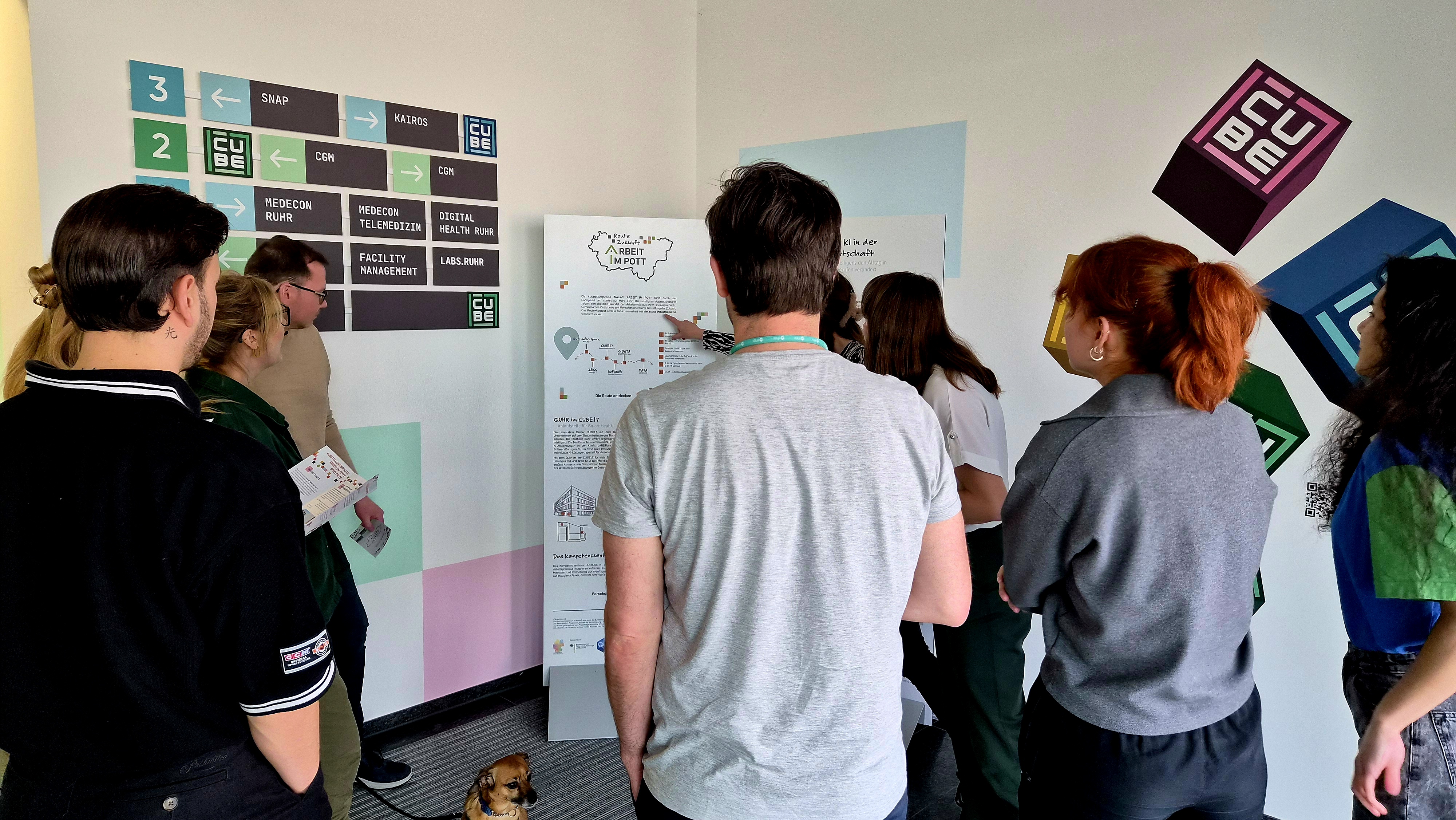 Ausstellungsstand des „Smart Health Hub Ruhr“ (Quhr) zum Thema KI in der Radiologie. Zu sehen sind ein Informationsdisplay mit medizinischen CT-Aufnahmen der Lunge, ein Roll-up-Banner mit dem Logo „Quhr“ und eine Infotafel mit dem Titel „Perspektive von KI in der Radiologie“.